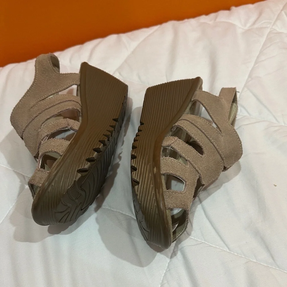 NEW Skechers Tan Suede Women's Sandals size 6